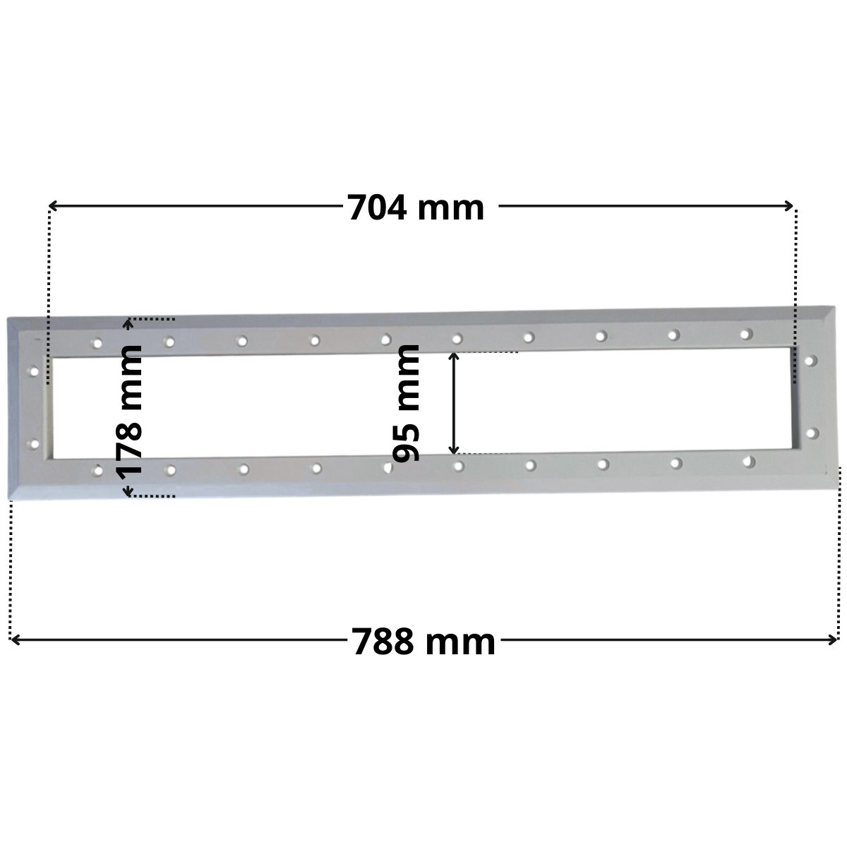 Flangia ricambio per skimmer sfioratore Pool's con quote dimensionali: : larghezza massima esterna 788 mm, altezza massima esterna 178 mm, larghezza minima interna del foro rettangolare 704 mm, altezza interna del foro rettangolare 95 mm.