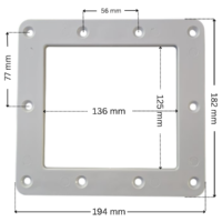 Flangia ricambio per skimmer piscina Hayward SP1097, forma rettangolare con foro centrale rettangolare. Dimensioni indicate: larghezza esterna 194 mm, altezza esterna 182 mm, larghezza interna del foro rettangolare 136 mm, altezza interna del foro rettangolare 125 mm; interasse orizzontale fori superiori 56 mm; interasse verticale dei due fori laterali 77 mm.