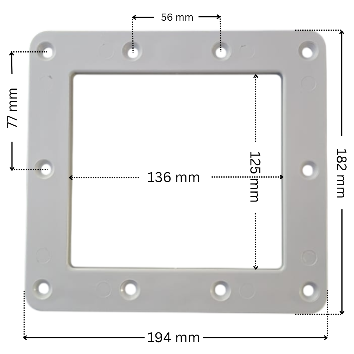 Flangia ricambio per skimmer piscina Hayward SP1097, forma rettangolare con foro centrale rettangolare. Dimensioni indicate: larghezza esterna 194 mm, altezza esterna 182 mm, larghezza interna del foro rettangolare 136 mm, altezza interna del foro rettangolare 125 mm; interasse orizzontale fori superiori 56 mm; interasse verticale dei due fori laterali 77 mm.