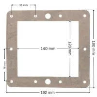 Guarnizione piana ricambio per skimmer piscina Hayward SP1097, forma rettangolare con foro centrale rettangolare. Dimensioni indicate: larghezza esterna 192 mm, altezza esterna 180 mm, larghezza interna del foro rettangolare 140 mm, altezza interna del foro rettangolare 128 mm; interasse orizzontale fori superiori 55 mm; interasse verticale dei due fori laterali 76 mm.