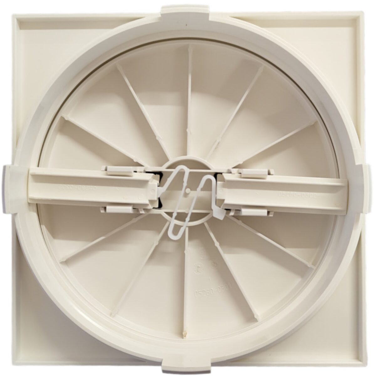 Vista da sotto del kit composto da coperchio rotondo e cornice quadrata ricambio per skimmer bocca larga e bocca stretta, portata 17,5 litri Astralpool