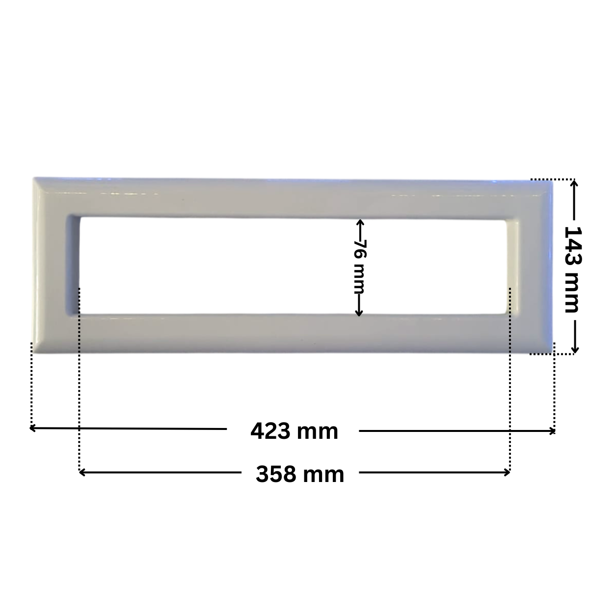 Parte copriflangia ricambio per skimmer sfioratore ad angolo Aqua. Dimensioni indicate: larghezza massima esterna 423 mm, altezza massima esterna 143 mm, larghezza massima interna 358 mm e altezza massima interna 76 mm.