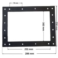 Guarnizione e viti ricambio per skimmer bocca stretta, portata 17,5 litri Astralpool con foro centrale. Dimensioni indicate: larghezza massima esterna 286 mm, altezza massima esterna 218 mm, larghezza massima interna del foro rettangolare 231 mm, altezza massima interna 162 mm e interasse fori superiori viti 70 mm