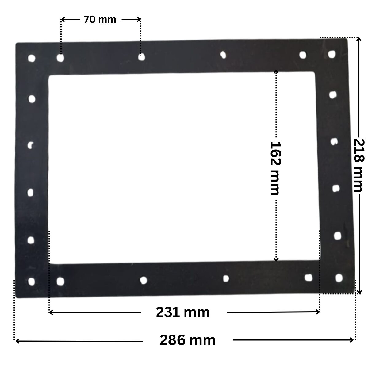 Guarnizione e viti ricambio per skimmer bocca stretta, portata 17,5 litri Astralpool con foro centrale. Dimensioni indicate: larghezza massima esterna 286 mm, altezza massima esterna 218 mm, larghezza massima interna del foro rettangolare 231 mm, altezza massima interna 162 mm e interasse fori superiori viti 70 mm