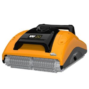 Vista anteriore del robot automatico Maytronics Dolphin W20 per la pulizia del fondo piscina, dotato di doppie spazzole attive grigie e maniglia per il trasporto.