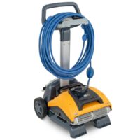 robot-per-piscina-dolphin-pool-up-maytronics-pad630501-d1 Vista anteriore del robot automatico Maytronics Dolphin W20 per la pulizia del fondo piscina, dotato di doppie spazzole grigie e maniglia per il trasporto. Posizionato su carrello per il rimessaggio.