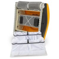 Vista inferiore del robot automatico Maytronics Dolphin W20 per la pulizia del fondo piscina, dotato di doppie spazzole grigie. Cestello porta detriti estratto dal robot.