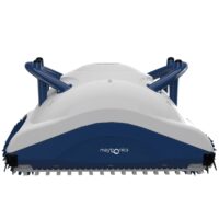 Vista laterale del robot automatico Maytronics Dolphin POOL IN per la pulizia del fondo piscina, dotato di doppie spazzole attive blu e maniglia per il trasporto.