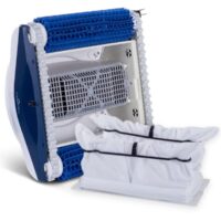 Vista inferiore del robot automatico Maytronics Dolphin POOL up per la pulizia del fondo piscina, dotato di doppie spazzole attive blu. Cestello porta detriti estratto dal robot.