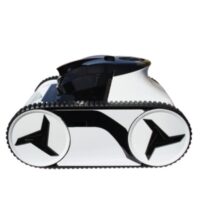 Robot pulitore per piscine automatico Inverx con design moderno in bianco e nero. L'immagine mostra il pulitore da una prospettiva laterale, evidenziando i grandi cingoli neri per la trazione e le ruote stilizzate con logo a tre razze.
