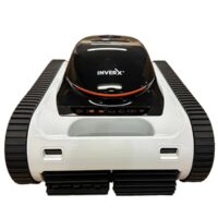 Robot pulitore per piscine automatico Inverx con design moderno in bianco e nero. L'immagine mostra il pulitore da una prospettiva frontale, evidenziando i grandi cingoli neri per la trazione e la spazzola frontale.