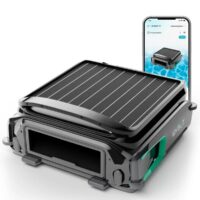 Robot skimmer Wybot F1 per la pulizia dello specchio d'acqua con pannello solare integrato e controllo da app smartphone.