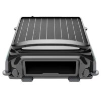 Robot pulitore per specchio acqua, Wybot F1 è mostrato da una prospettiva anteriore bassa, mettendo in risalto il dettaglio della bocca d'ingresso del pulitore automatico di superficie Wybot F1 per la raccolta di foglie galleggianti e sporcizia dallo specchio d'acqua.