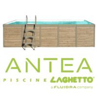 Piscina fuori terra Laghetto ANTEA con rivestimento in pannelli effetto bambù e scaletta in acciaio inox. Presente il marchio Piscine Laghetto – a Fluidra company