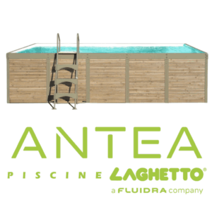 Piscina fuori terra Laghetto ANTEA con rivestimento in pannelli effetto bambù e scaletta in acciaio inox. Presente il marchio Piscine Laghetto – a Fluidra company