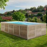 Vista laterale della piscina fuori terra Laghetto ANTEA con rivestimento in pannelli effetto bambù e scaletta in acciaio inox presentata in un contesto outdoor elegante.