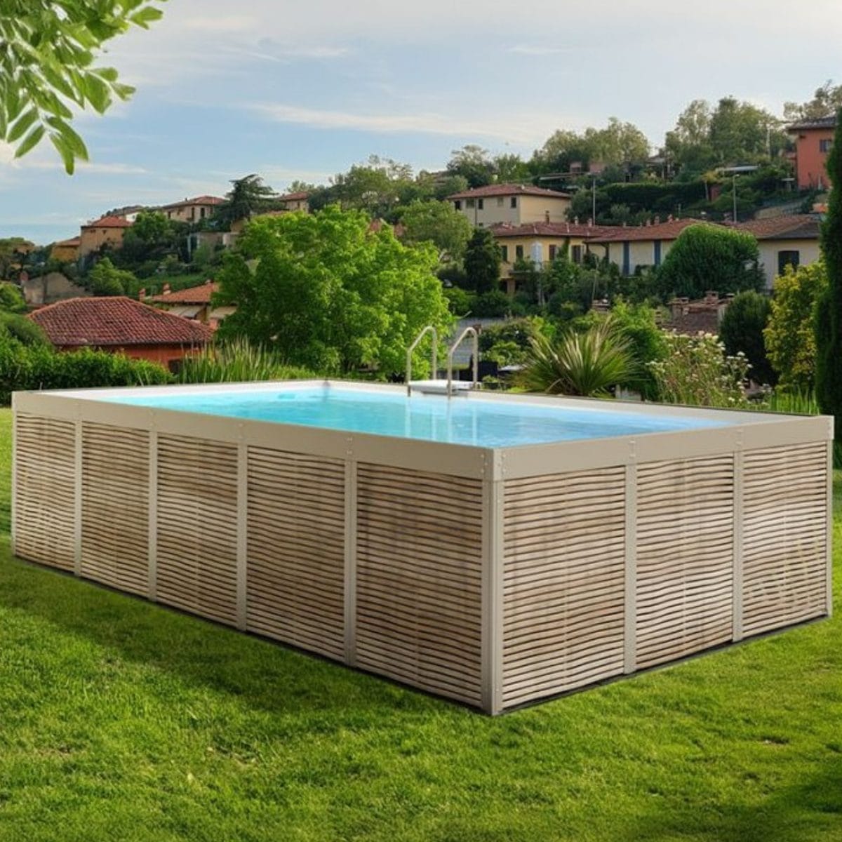 Vista laterale della piscina fuori terra Laghetto ANTEA con rivestimento in pannelli effetto bambù e scaletta in acciaio inox presentata in un contesto outdoor elegante.