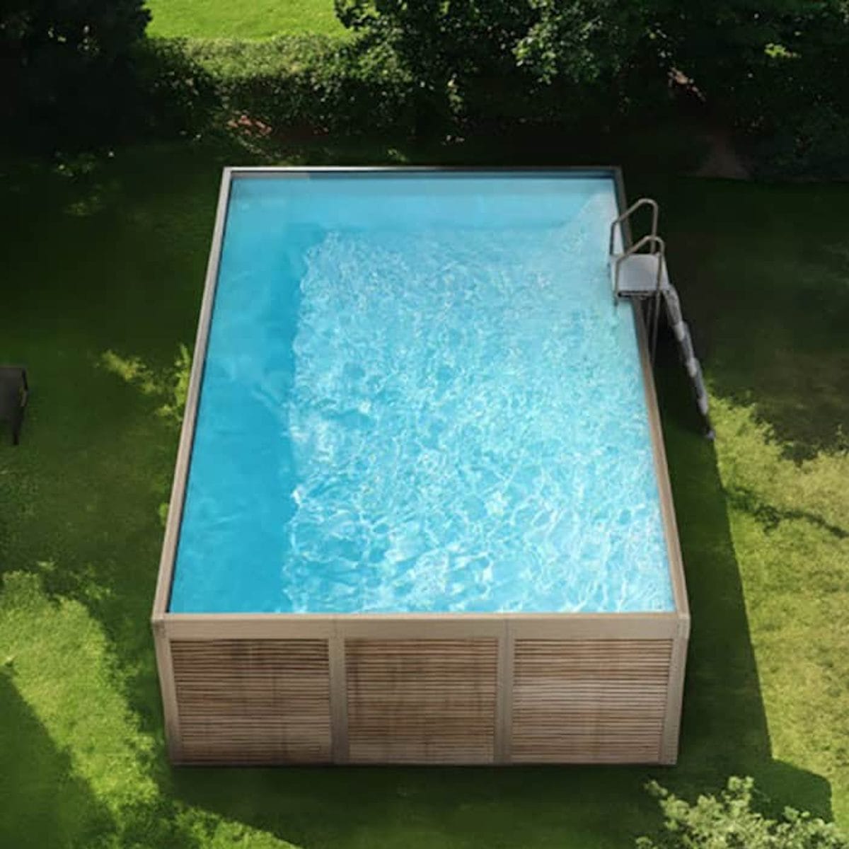 Vista dall’alto della piscina fuori terra Laghetto ANTEA con rivestimento in pannelli effetto bambù e scaletta in acciaio inox presentata in un contesto outdoor elegante.