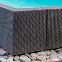 Piscina fuori terra Laghetto Divina con rivestimento in fibra sintetica intrecciata effetto rattan colore grigio. Particolare pannellatura grigia.