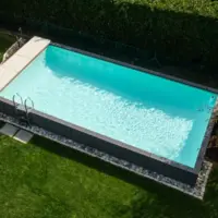 Piscina fuori terra Laghetto Divina con rivestimento in fibra sintetica intrecciata effetto rattan colore grigio. Presentata in un contesto outdoor elegante, vista dall'alto
