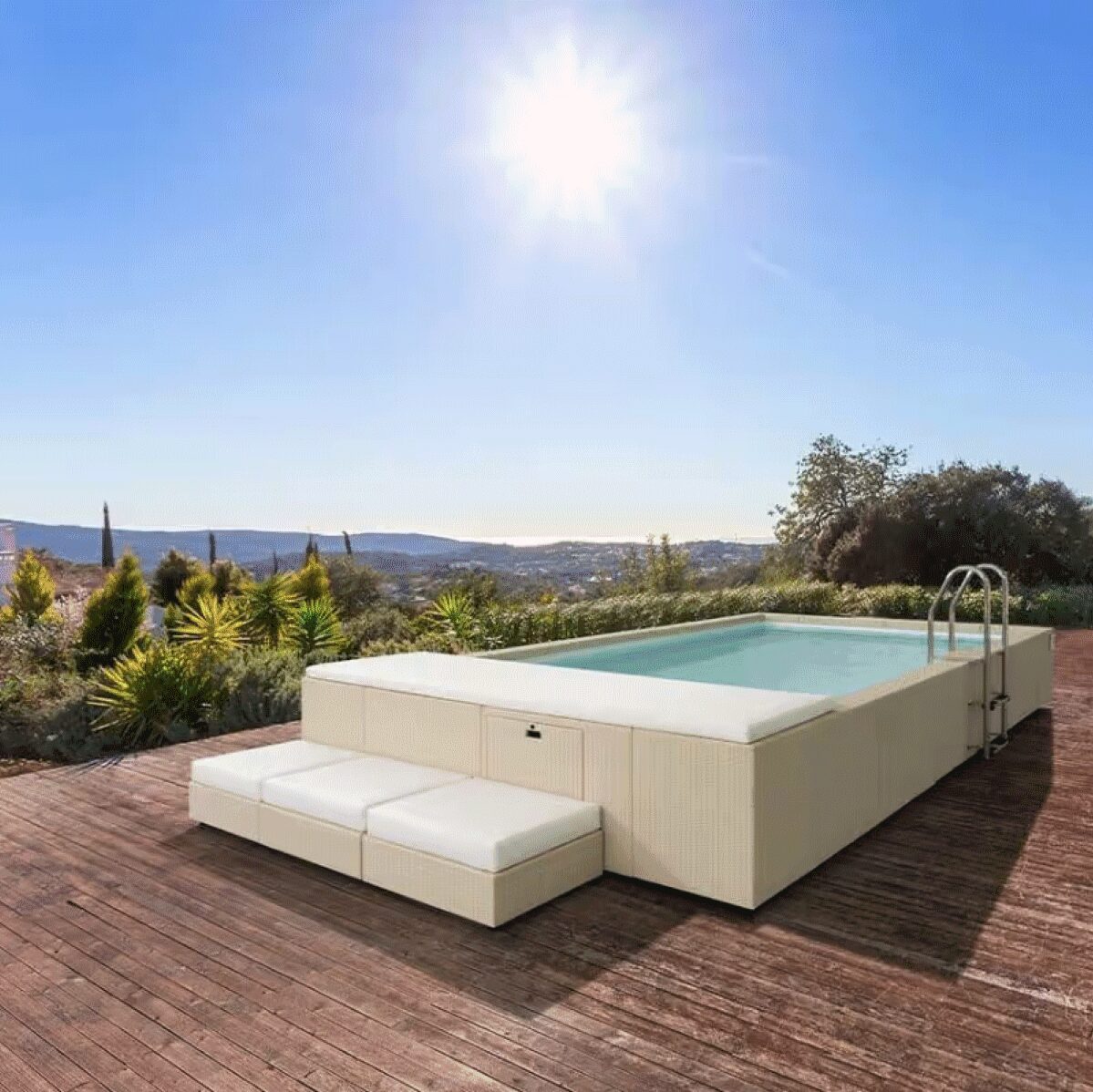 Piscina fuori terra Laghetto Divina con rivestimento in fibra sintetica intrecciata effetto rattan colore bianco. Presentata in un contesto outdoor elegante.