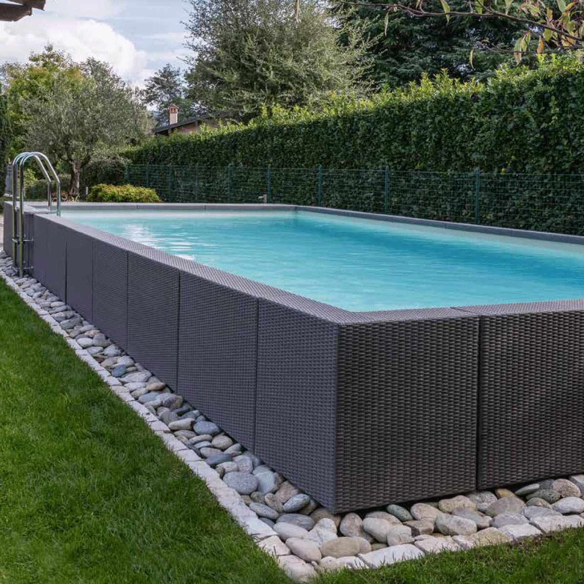 Piscina fuori terra Laghetto Divina con rivestimento in fibra sintetica intrecciata effetto rattan colore grigio. Presentata in un contesto outdoor elegante.