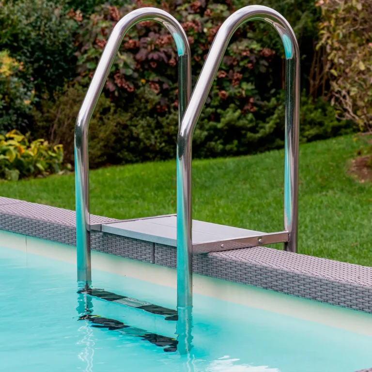 Piscina fuori terra Laghetto Divina con rivestimento in fibra sintetica intrecciata effetto rattan colore grigio, particolare scaletta in acciaio inox vista dall'internodella piscina