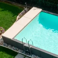 Piscina fuori terra Laghetto Divina con rivestimento in fibra sintetica intrecciata effetto rattan colore grigio. Particolare cuscino prendisole