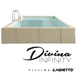 Piscina fuori terra Laghetto Divina Infinity con rivestimento in fibra sintetica intrecciata effetto rattan e scaletta in acciaio inox. Presente il marchio Piscine Laghetto – a Fluidra company