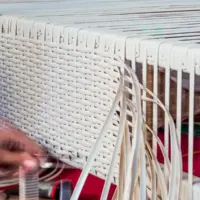Dettaglio della lavorazione manuale per la realizzazione del pannello bianco del rivestimento piscina Laghetto Dolcevita