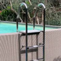 Scala modello “Luxury”, per piscina Laghetto Dolcevita realizzata completamente in acciaio inox AISI316 (tubo Ø 43 mm), gradini in acciaio inox con inserti antiscivolo in plastica e balconcino superiore in legno composito.