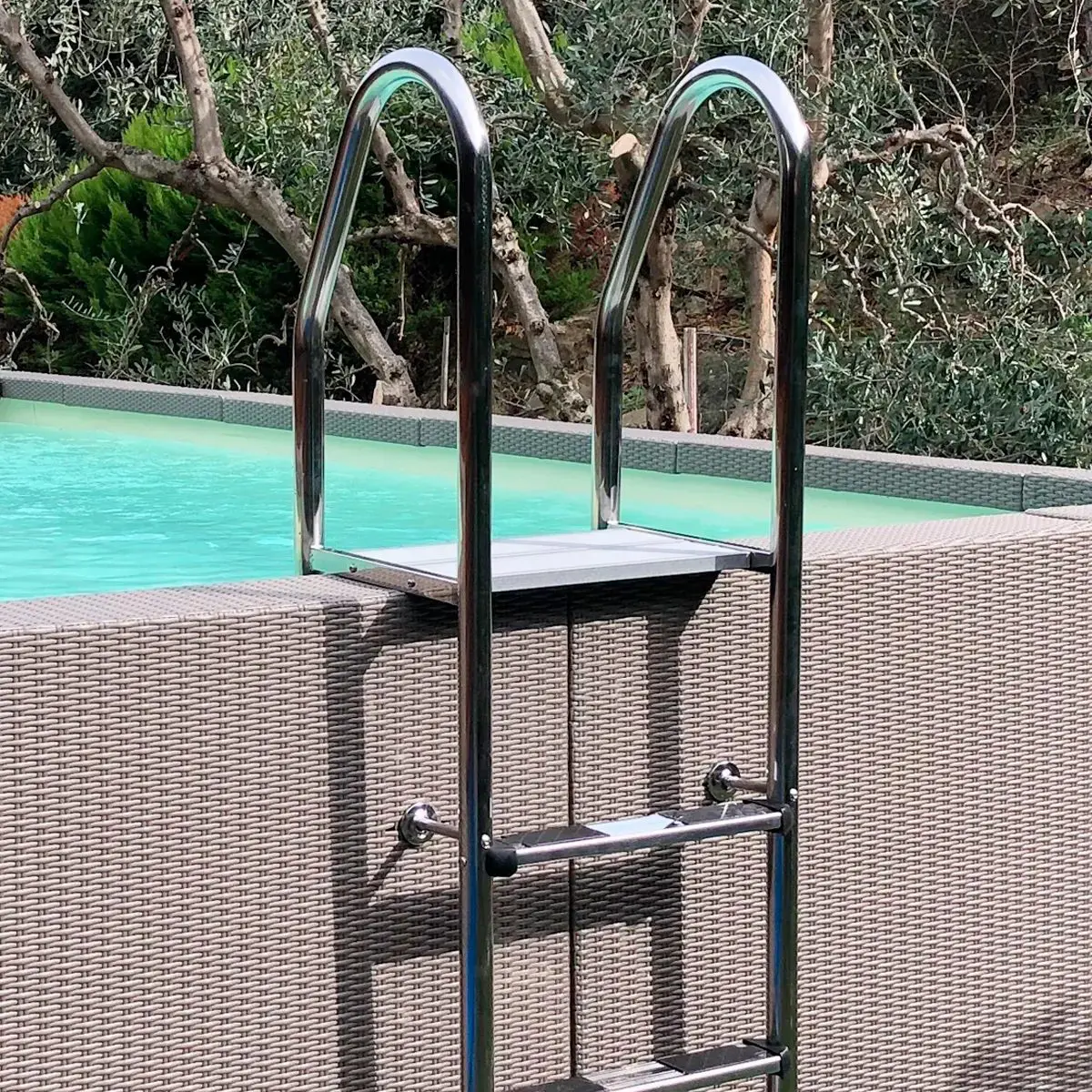 Scala modello “Luxury”, per piscina Laghetto Dolcevita realizzata completamente in acciaio inox AISI316 (tubo Ø 43 mm), gradini in acciaio inox con inserti antiscivolo in plastica e balconcino superiore in legno composito.