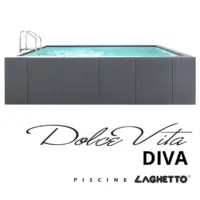 Piscina fuori terra Laghetto Dolcevita Diva rivestimento in fibra sintetica intrecciata effetto rattan e scaletta in acciaio inox. Presente il marchio Piscine Laghetto – a Fluidra company