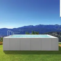Piscina fuori terra Laghetto Dolcevita Diva con rivestimento in fibra sintetica intrecciata effetto rattan colore bianco. Presentata in un contesto outdoor elegante.
