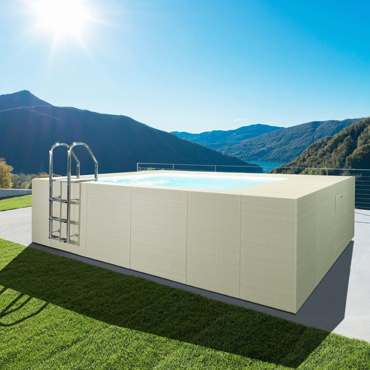 Piscina fuori terra Laghetto Dolcevita Diva LTI con rivestimento in fibra sintetica intrecciata effetto rattan colore bianco. Presentata in un contesto outdoor elegante.