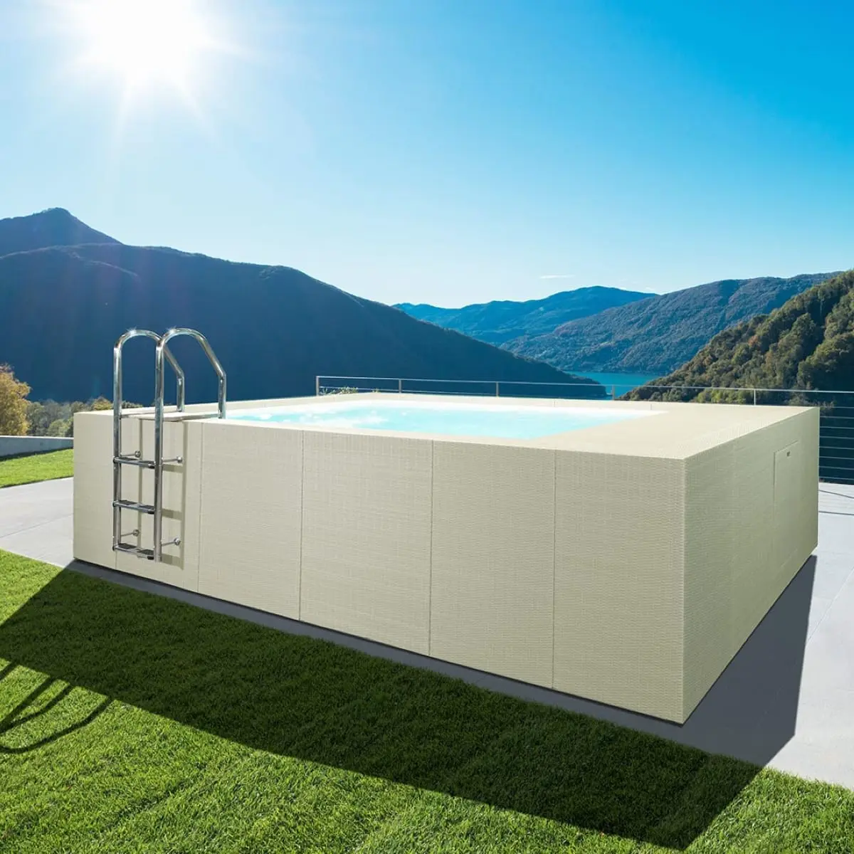 Piscina fuori terra Laghetto Dolcevita Diva LTI con rivestimento in fibra sintetica intrecciata effetto rattan colore bianco. Presentata in un contesto outdoor elegante.