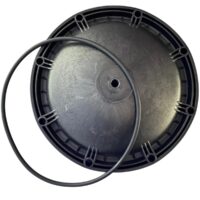Kit composto da coperchio e guarnizione ricambio per filtro a sabbia Europool, vista parte superiore con guarnizione non posizionata nella sede.