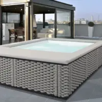 Piscina fuori terra Laghetto Ninfea con rivestimento in corda. Presentata in un terrazzo outdoor. Colore rivestimento Stone, colore cuscino grigio chiaro.