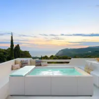 Piscina fuori terra Laghetto Playa con rivestimento in fibra sintetica intrecciata effetto rattan.