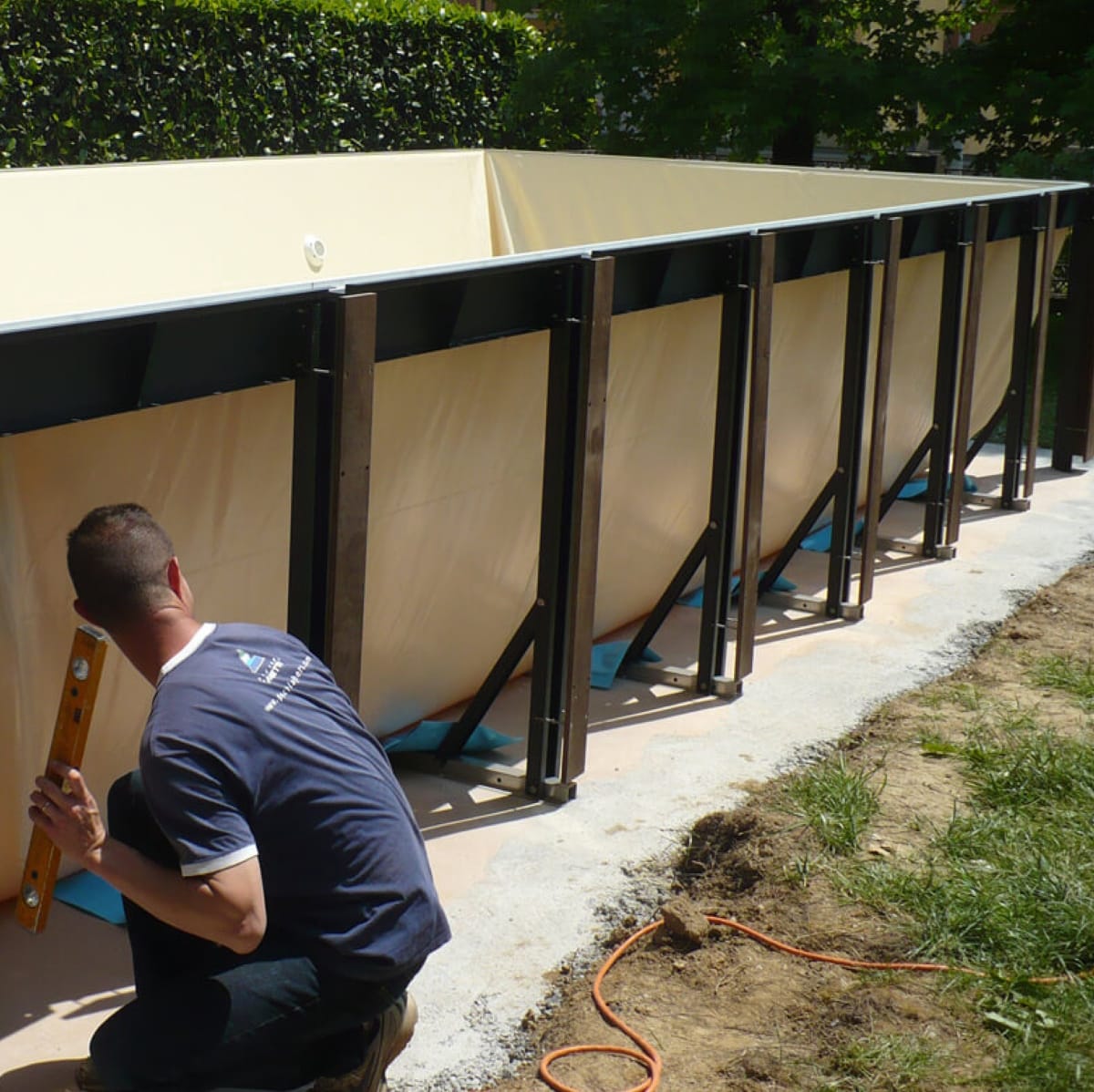 Piscina fuori terra Laghetto Dolcevita Naked senza rivestimento in fibra sintetica intrecciata effetto rattan. Rivestimento telo interno colore sabbia
