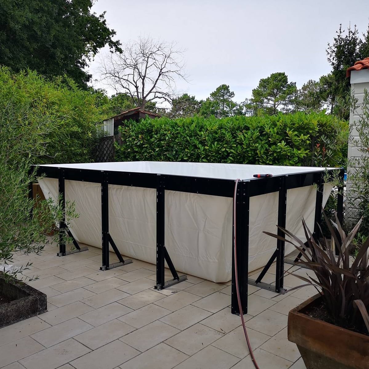 Piscina fuori terra Laghetto Dolcevita Naked senza rivestimento in fibra sintetica intrecciata effetto rattan. Rivestimento telo interno colore bianco