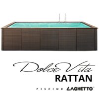 Piscina fuori terra Laghetto Dolcevita Ratta con rivestimento in fibra sintetica intrecciata effetto rattan e bordo in ecolegno. Presente il marchio Piscine Laghetto – a Fluidra company