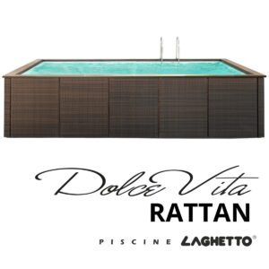 Piscina fuori terra Laghetto Dolcevita Ratta con rivestimento in fibra sintetica intrecciata effetto rattan e bordo in ecolegno. Presente il marchio Piscine Laghetto – a Fluidra company