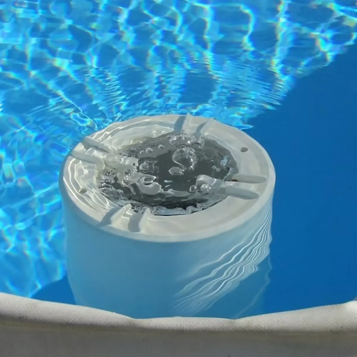 Piscina fuori terra Laghetto particolare dello skimmer flottante